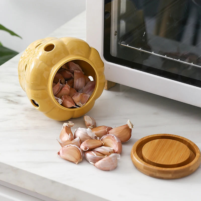 🧄 Creative Ceramic Garlic Storage Jar – Ventilated Kitchen Organizer