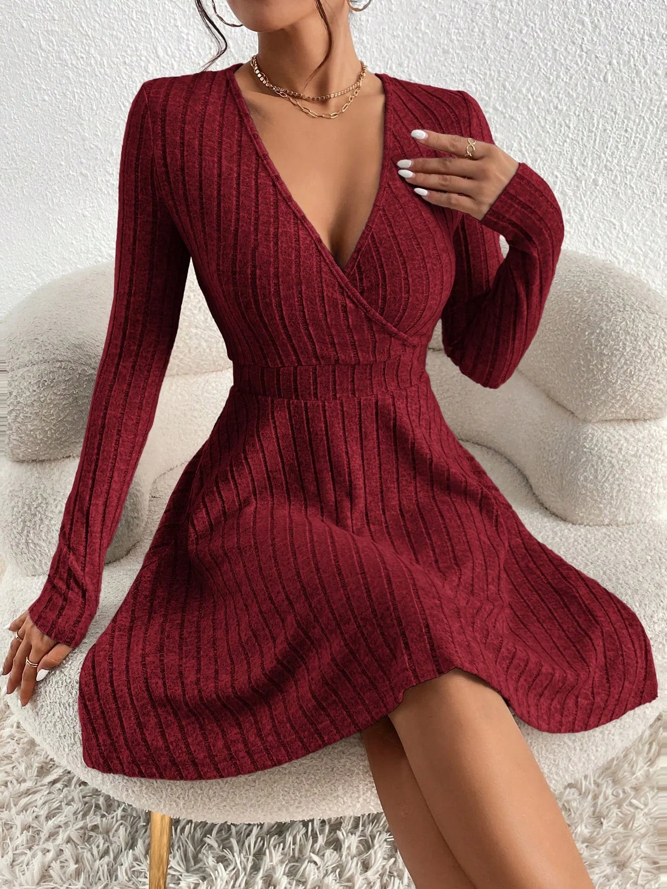 Women’s V-Neck Knee-Length Dress – Slim Fit Casual Outfit